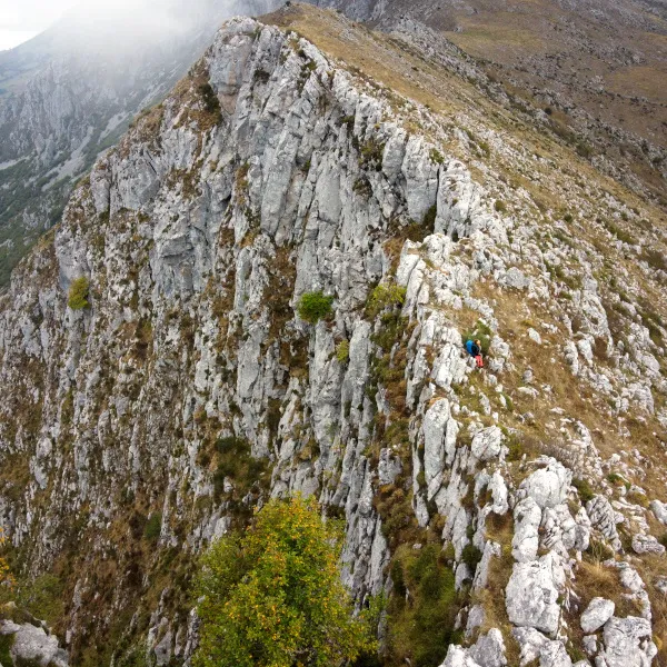 Cresta rocosa en El Ortigal con senderistas avanzando por terreno escarpado