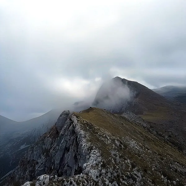 Arista montañosa del Pico Pelitrón cubierta de niebla