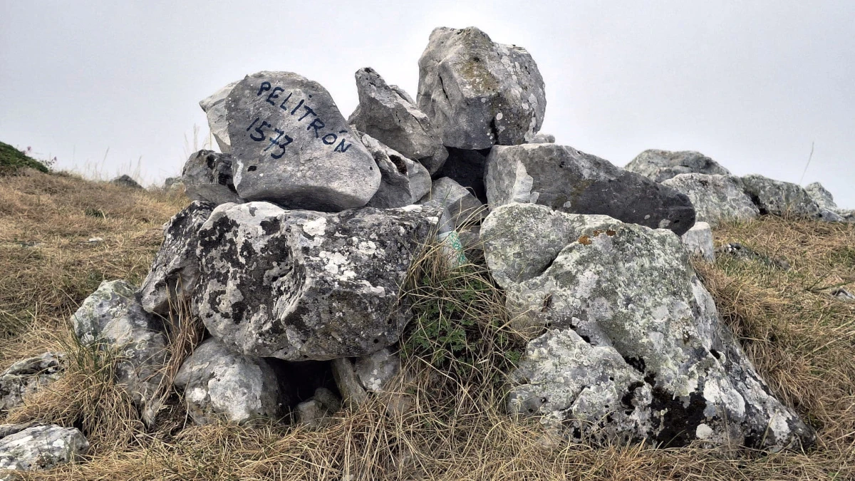 Mojón de piedras en la cumbre del Pico Pelitrón a 1562 metros de altitud.