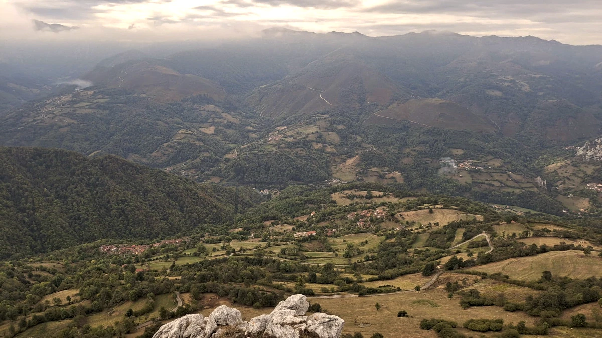 Amplias vistas desde el Pico Champaza sobre los valles y montañas asturianas.