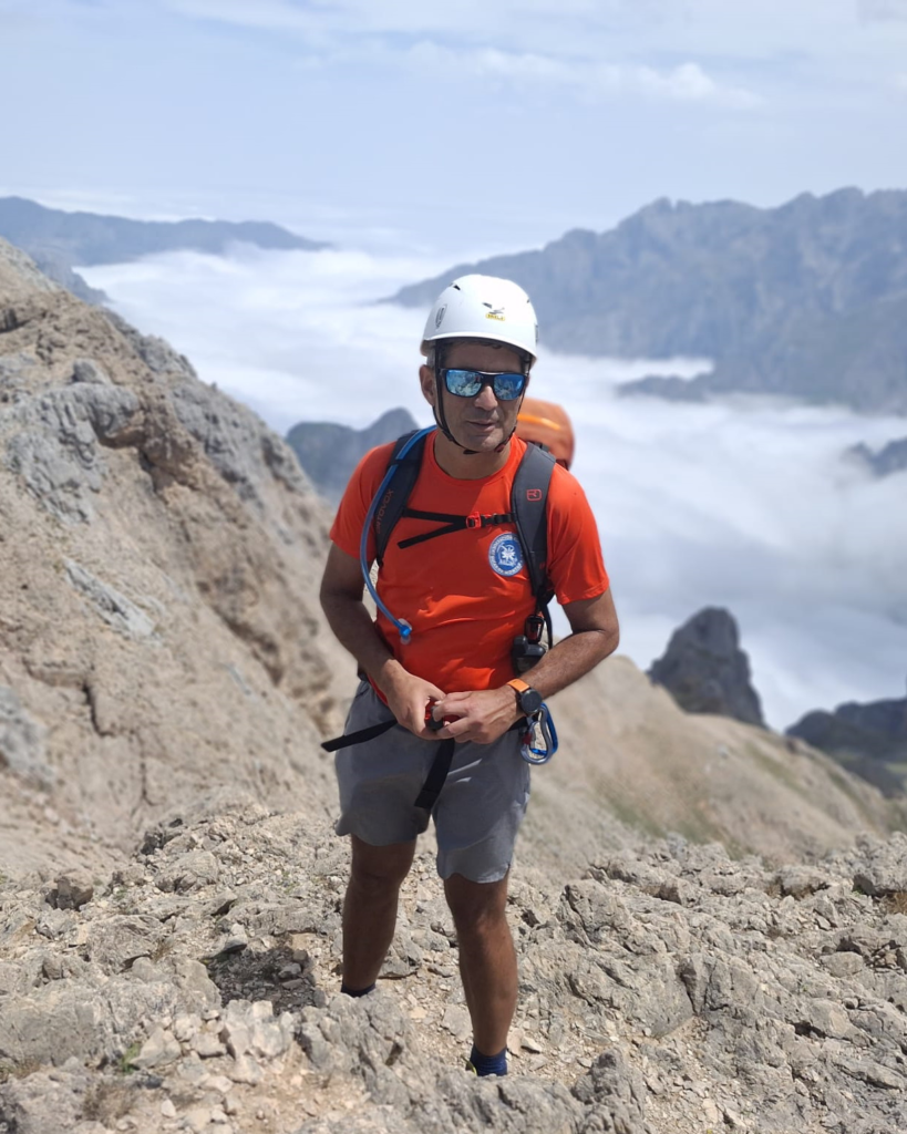 Guía de montaña con dispositivo de emergencia en Picos de Europa