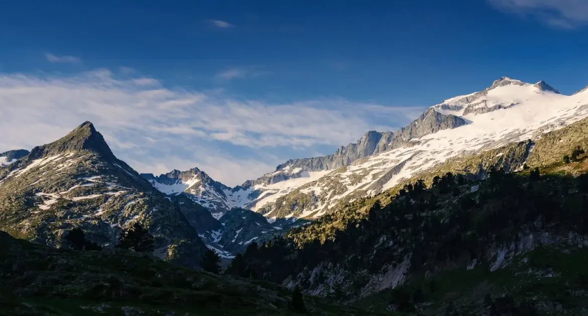 Material para subir al Aneto: Lista completa 2026 (qué llevar y qué no)