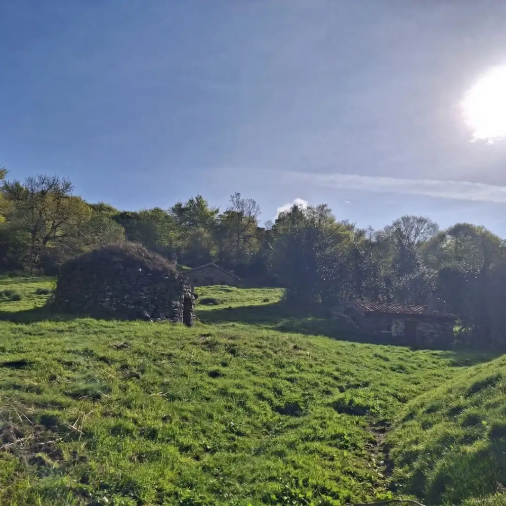 Senda histórica de la Braña de las Cadenas hacia el Puerto Ventana